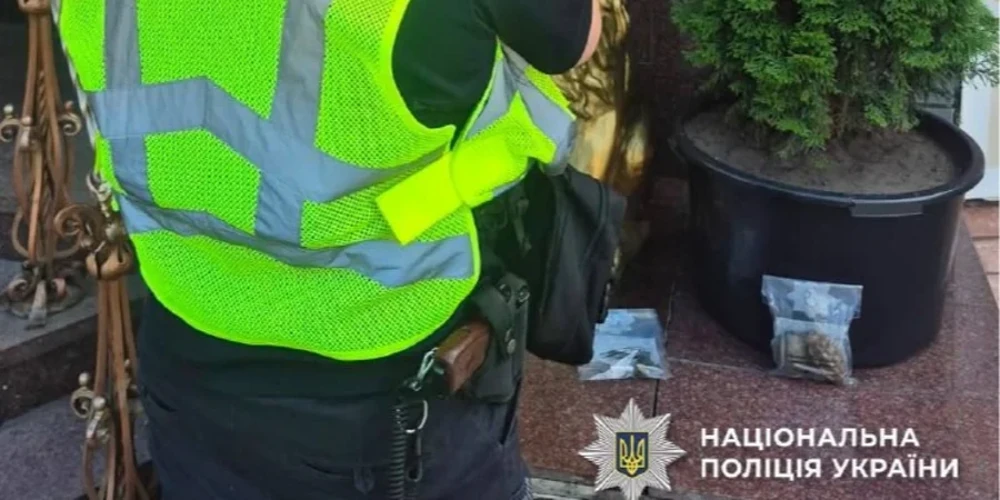 Забута куртка з гранатами біля ресторану нагадала киянам про вразливість громадських місць