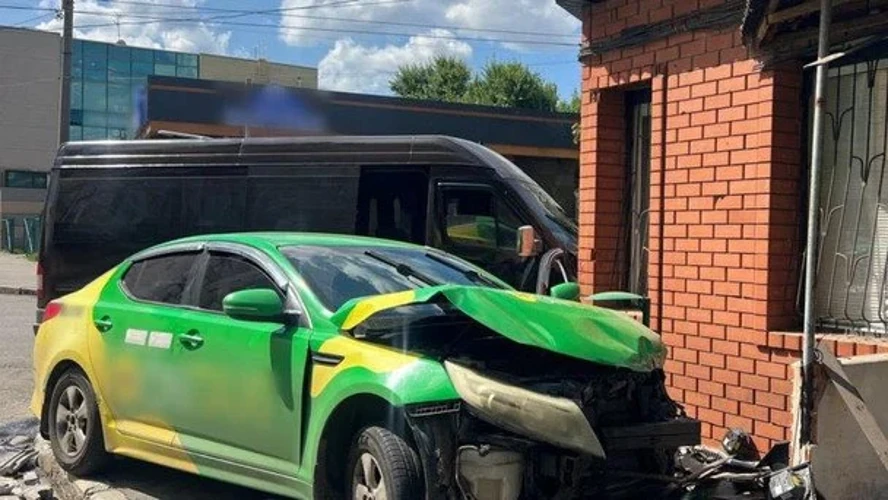 На Львівщині Skoda виїхала на зустрічну смугу і зіткнулася з автобусом: пояснення аварії