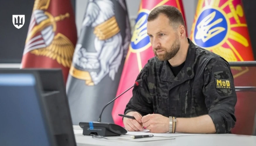 Хто звільнив Хмару з військової служби і чому він очолив Міноборони
