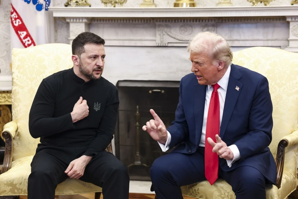 Дональд Трамп і Володимир Зеленський під час офіційної зустрічі (фото JIM LO SCALZO / EPA)