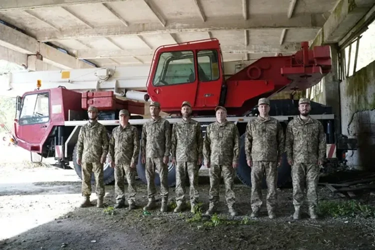 На 10,4 млн грн: 157-й ОМБр передали тягач, кран і причіп